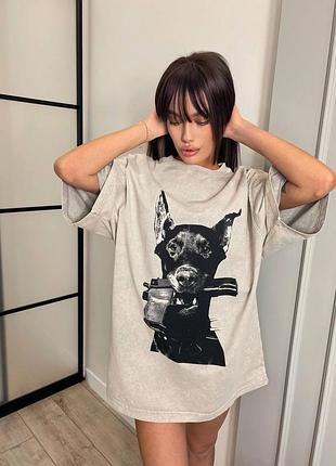 Футболка оверсайз з принтом доберман з переду
