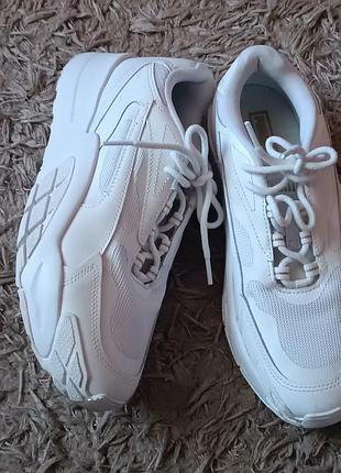 Фірмові білі кросівки унісекс