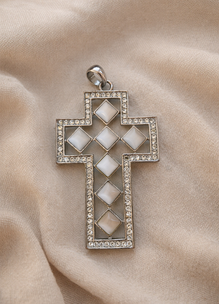 Хрестик підвіска з перламутровими вставками та стразами
