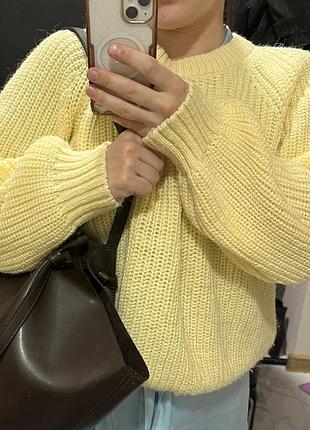 Светр в лимонному кольорі