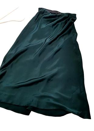 Ізумрудна атласна спідниця міді
