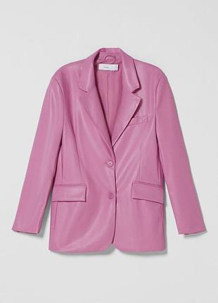 Рожевий піджак з екошкіри оверсайз вільного крою.