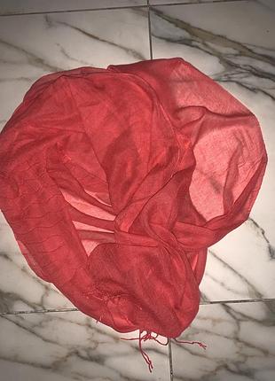 Рожевий шарф з бахромою.