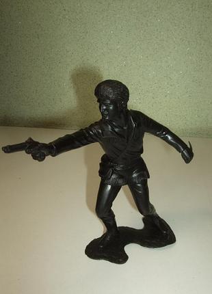 Продам фигурку зверобоя с пистолетом и ножом