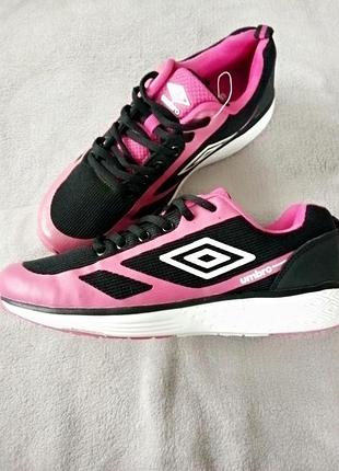 Женские кроссовки бренда umbro