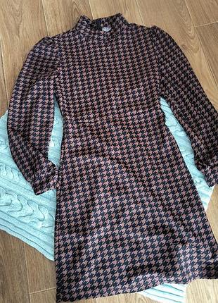 Гарна сукня є декілька незначних затяжечок, в очі не кидається