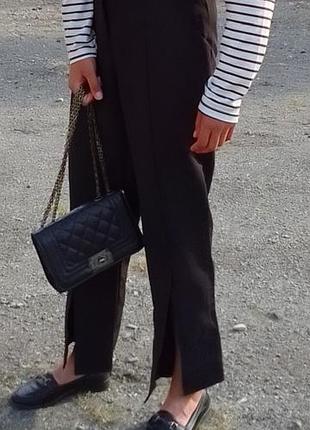 Класичні чорні брюки з розрізами