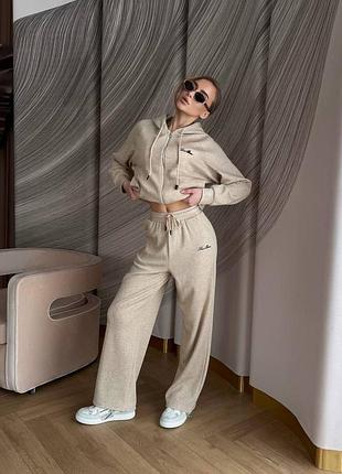 Коричневий костюм брендовий