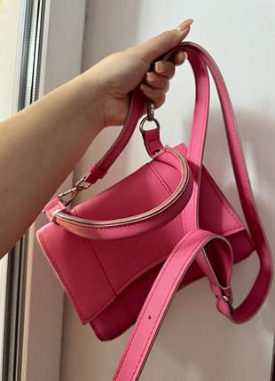 Рожева міні сумка кросбоді на кнопках з довгим ремінцем