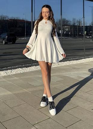 Молочне плаття в рубчик