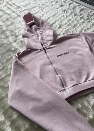 Рожева коротенька кофта на блискавці з маленьким написом “good vibes”