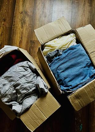 2 коробки одягу розмір с-м, безкоштовно