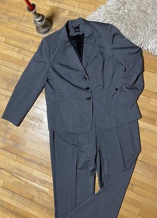 Сірий класичний костюм taifun: піджак на 3 ґудзики та брюки, елегантний діловий стиль.