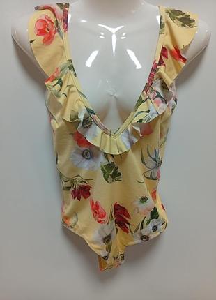 Слитный купальник.
светло желтый цвет, цветочный принт