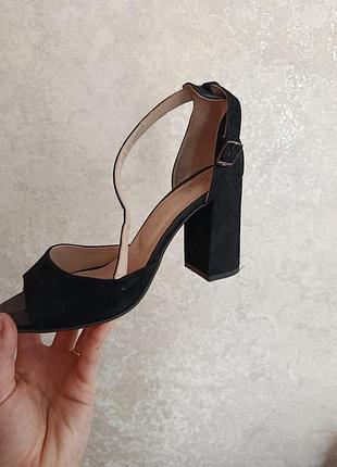 Босоножки черные
