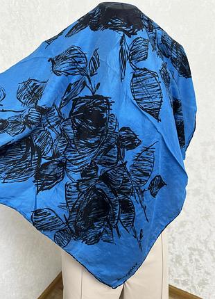 Шовкова хустка яскраво-блакитного кольору з чорним графічним візерунком