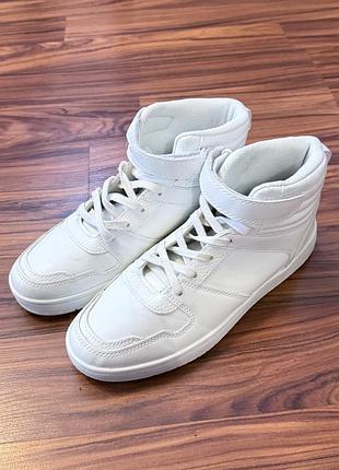 Білі високі кросівки