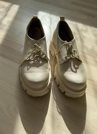 Шкіряні молочні туфлі