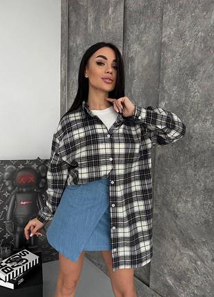 Трендова жіноча подовжена сорочка в клітинку