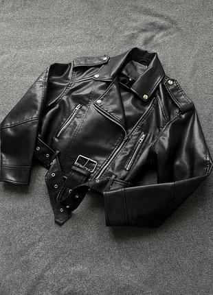 Черная куртка косуха из экокожи