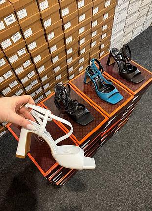 Туфлі в наявності