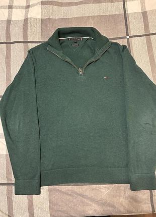 Светр на блискавці від бренду tommy hilfiger.