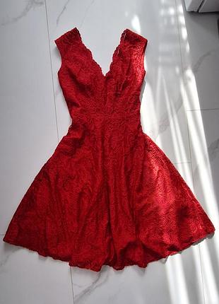 Кружевное нарядное платье благородного красного цвета