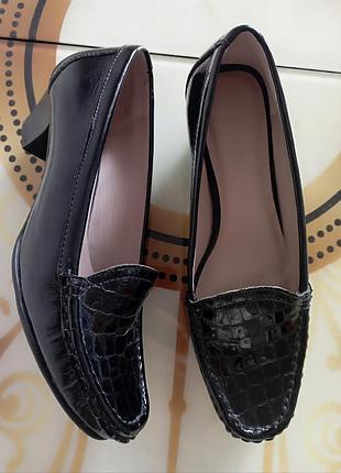 Туфлі жіночі , лофери з лакованої шкіри на невеличкому каблуці footglove