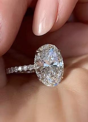 Розкішна каблучка з кубічним цирконієм