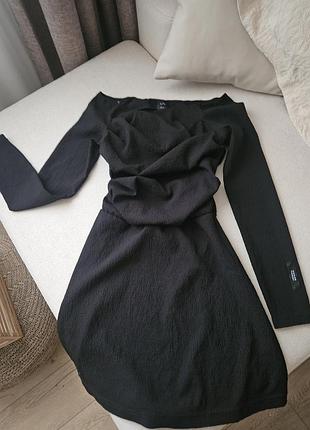 Чорна сукня зі спущеннипи плечима
