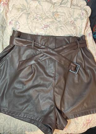 Шикарные стильные шорты из экокожи с поясом большой размер.