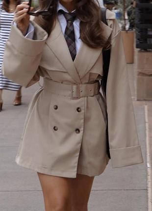 Укорочений тренч пудровий бежевий