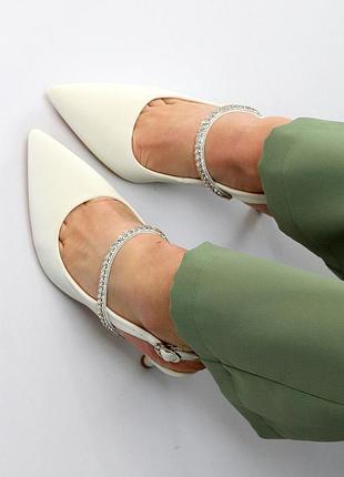 Светлые молочные открытые туфли лодочки с декором, на шпильке