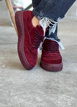 Кросівки жіночі