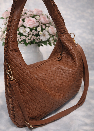 Стильна сумка-хобо плетеного дизайну коричневого кольору