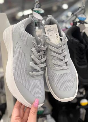 Кроссовки спортивные