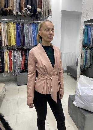 Рожева шкіряна куртка під пояс