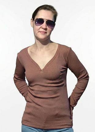 Жіночий лонгслів в рубчик з v-вирізом мокко