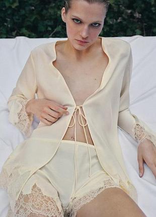 Атласная рубашка с кружевом и завязками