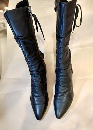 Сапоги женские кожаные со шнуровкой сзади на низком каблуке и заострённым носком kadandier