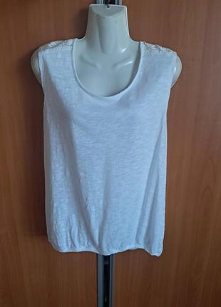 Классная футболка молочного цвета