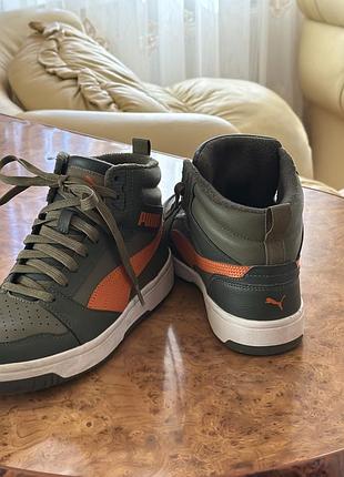 Весняна  чоботи puma оригінал розмір 37 і 5 на шнурів ці хакі кольору з елементами вставок з боку оранжеві вставки .дуже гарному стані!