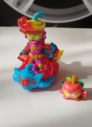 Фигурка starberry из серии superthings kazoom kids
 super things guardians of казум  суперсінгс kazoomkids с помошником и на машинке.
казум