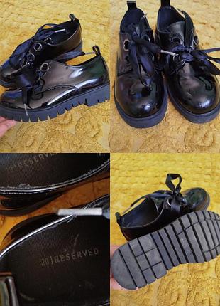 Лакові лофери на шнурівці