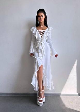 Довга сукня з рюшами біла з воланами  з довгим  рукавом з креп дайвінгу