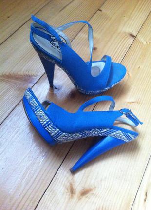 Стильні босоніжки