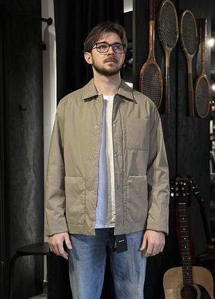 Massimo dutti  нейлонова куртка з коміром в бежевому кольорі, має масивні накладні кишені.