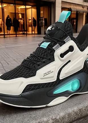 Чоловічі спортивні і кросівки