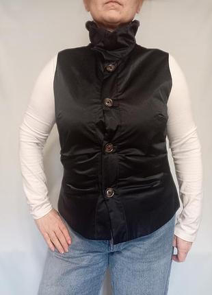 Жилетка атласная утепленная черная демисезонная с драпировкой размер l xl недорогого воротника стойка