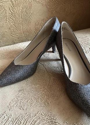 Жіночі туфлі